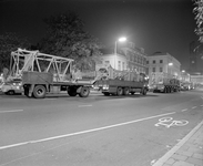 880162 Afbeelding van een avondlijk transport van een grote bouwkraan over de Mariaplaats te Utrecht. De kraan gaat ...